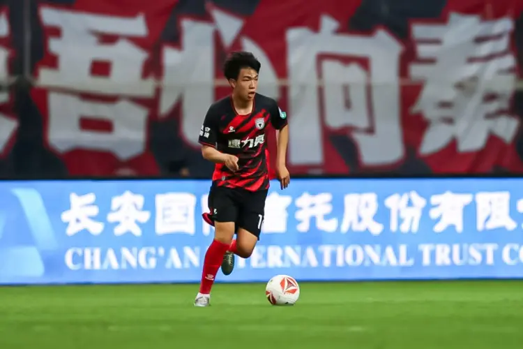 内部输送球, 中国球员再, 荷兰足球与 内部输送球, 中国球员再, 荷兰足球与