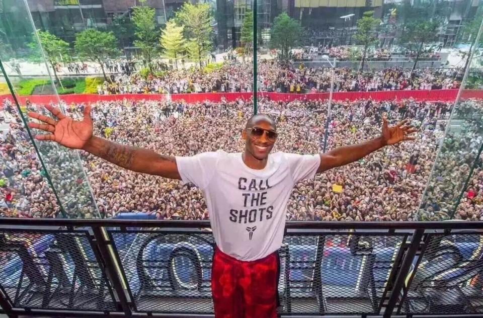 他们将篮球, left