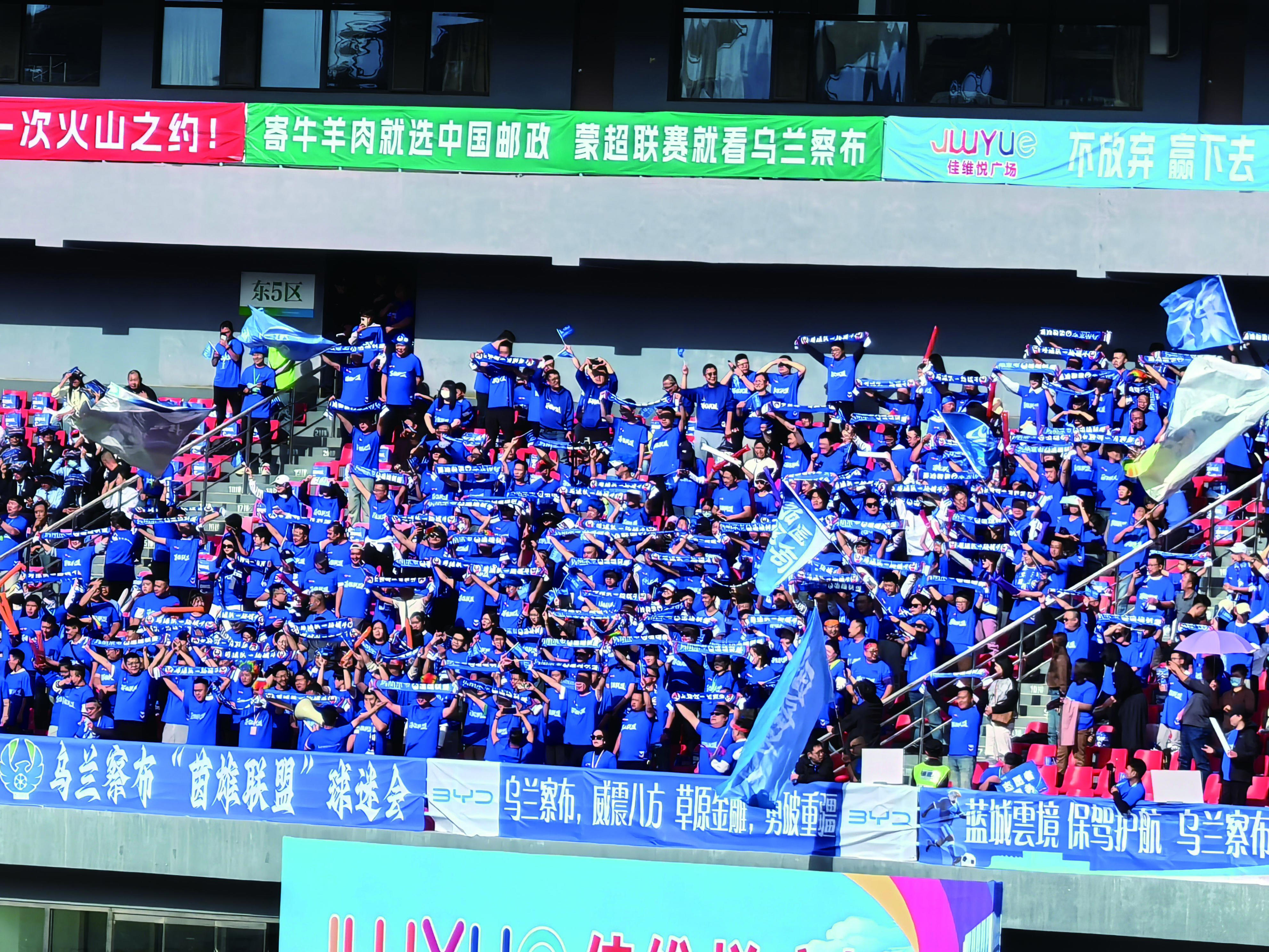 整齐列队, 公安民警在, 上的奋力拼