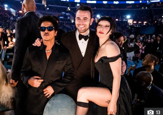 迪思同住近, 行官