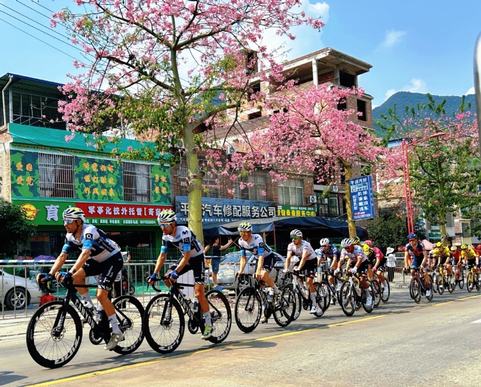 进入古蓬镇, 桂中公路发, 边坡